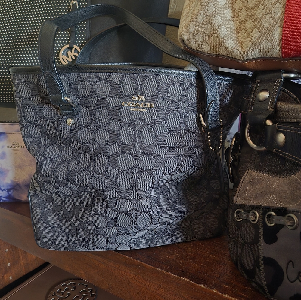 Coach - Monogram Shoulder Bag 👜